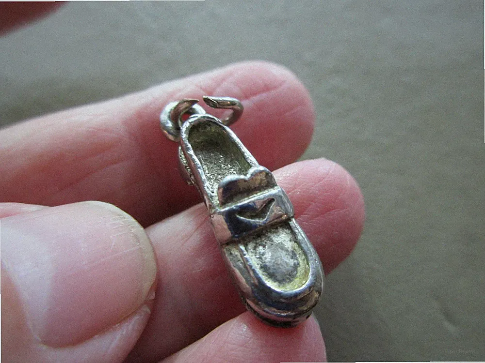 ANTIK VINTAGE GROSSER ALTER SILBERFARBENER HALBSCHUH FLACHER SCHUH LIEBE HERZ CHARM ANHÄNGER
