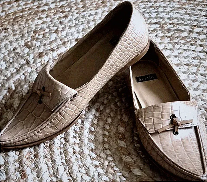 Bertie beige Leder Halbschuhe Kroko-Prägung UK 4 spitz zulaufend Slipper