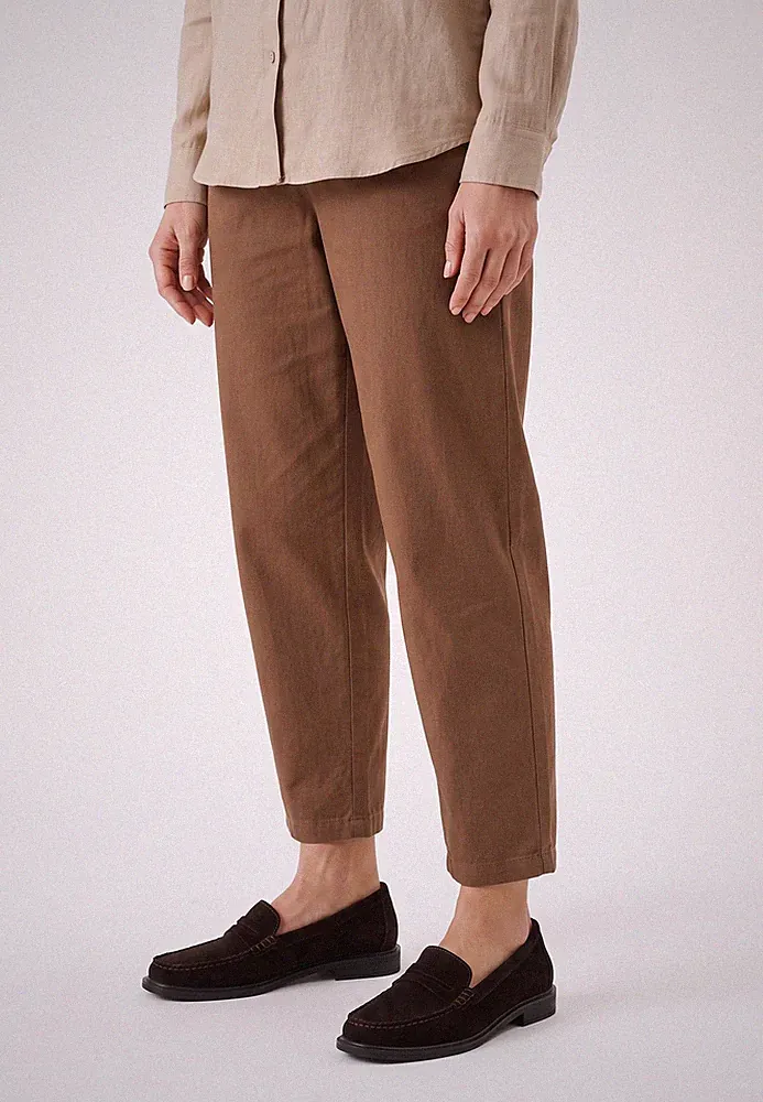 Brązowe zamszowe loafersy damskie z przeszywanym noskiem Braune Wildleder-Loafer