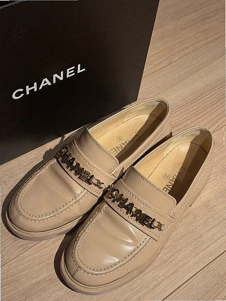 CHANEL beige Leder Halbschuhe - Größe 38 - Gold CC Logo - Box enthalten - authentisch