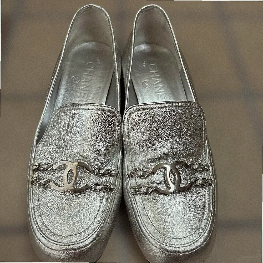 CHANEL, Halbschuhe, Gr. 37, Silber, Mit Kette, CC-Zeichen, Leder, Gut