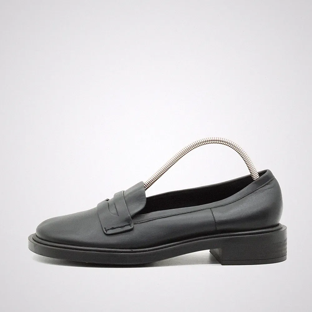 Charles & Keith Damen Loafer EU 37 Collection Penny Schwarz Echtes Leder
