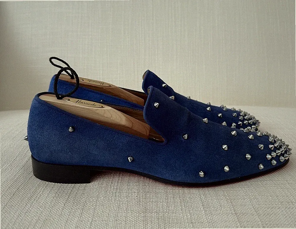 Christian Louboutin Degra flache mittelblaue Wildlederschuhe silberne Spikes Größe 40