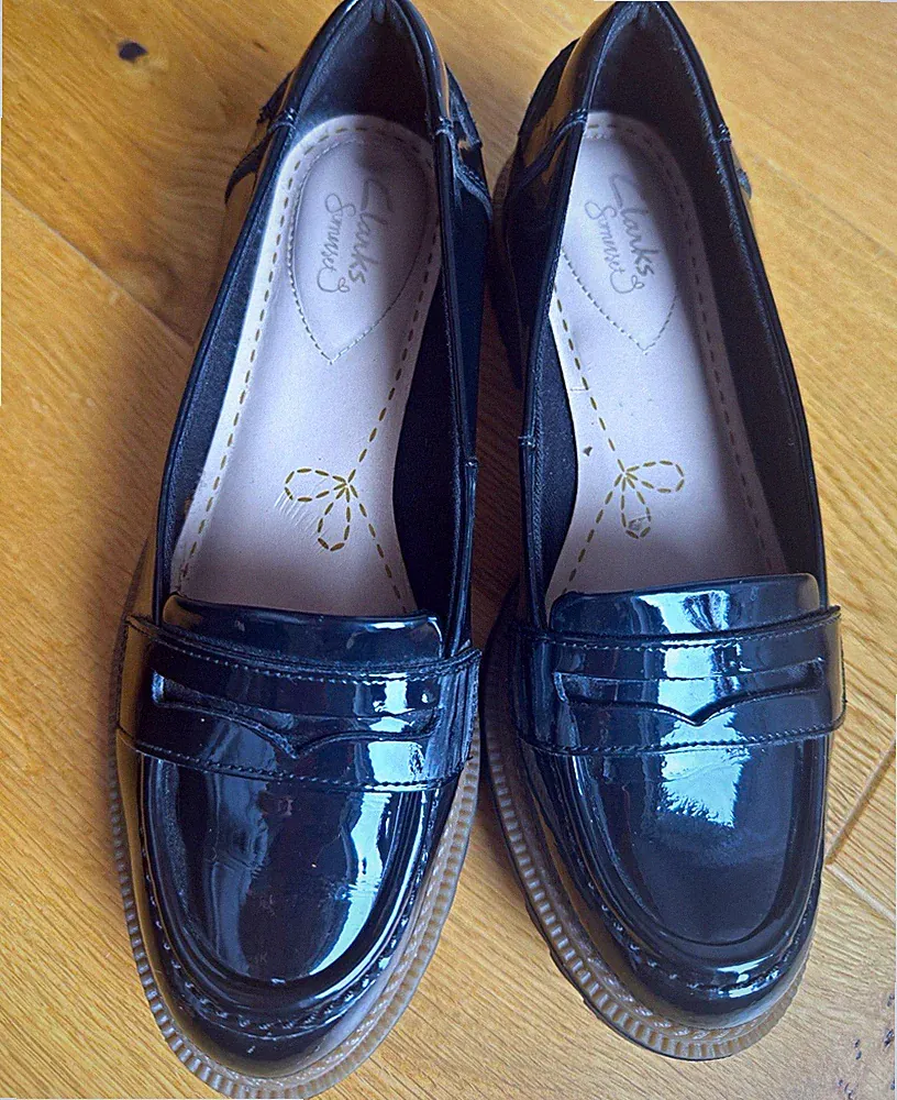 Clarks Damen Loafer Gr. 37 aus Lackleder Schwarz flach Slip-On runde Spitze