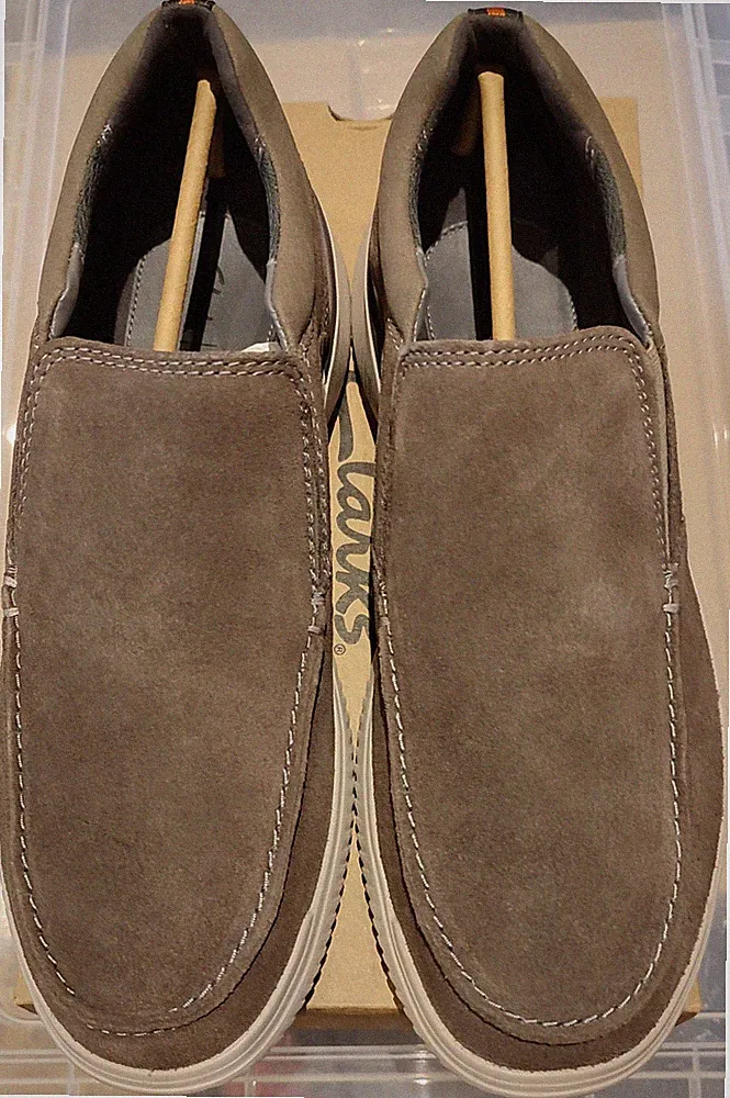 Clarks Donaway Free UK 101/2 H Wide Fit / EU 45 Stone Suede Leather BNIB Slipper