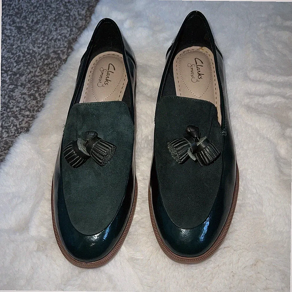 Clarks Somerset DAMEN-MOKASSIN Größe UK 5,5 GRÜN VELOURSLEDER & LACK MIT QUASTEN
