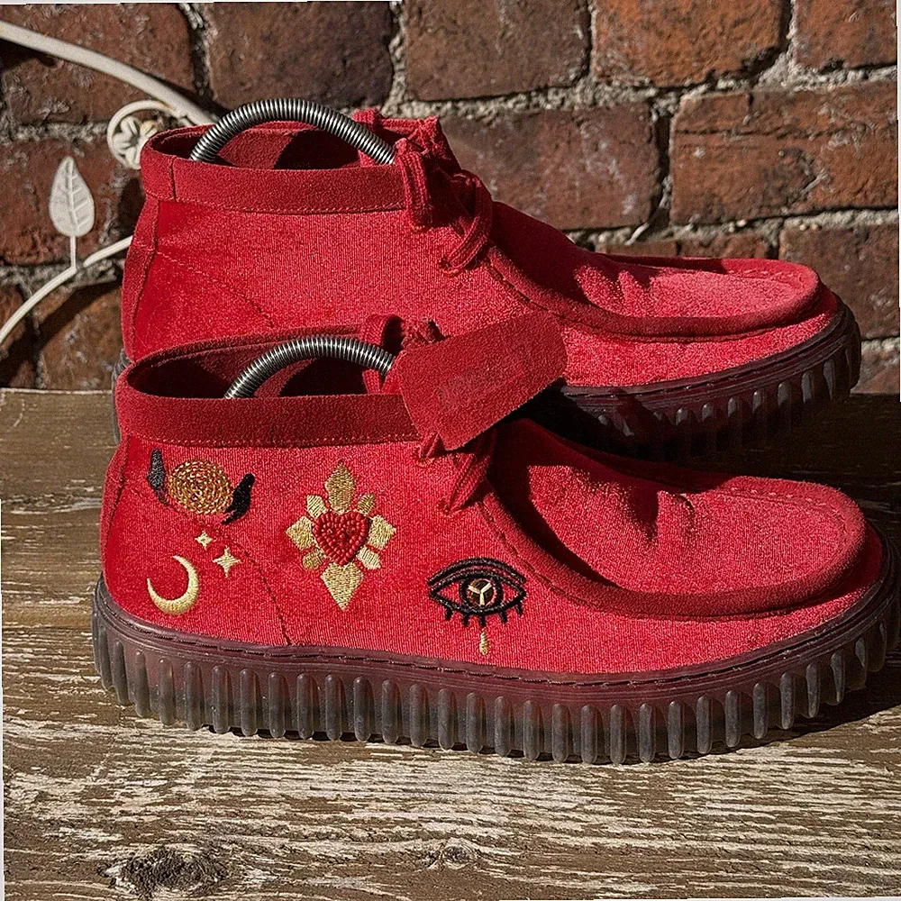 Clarks Torhill Hi x Martine Rose Rot Samt Velour Bestickte Motive Gr.7