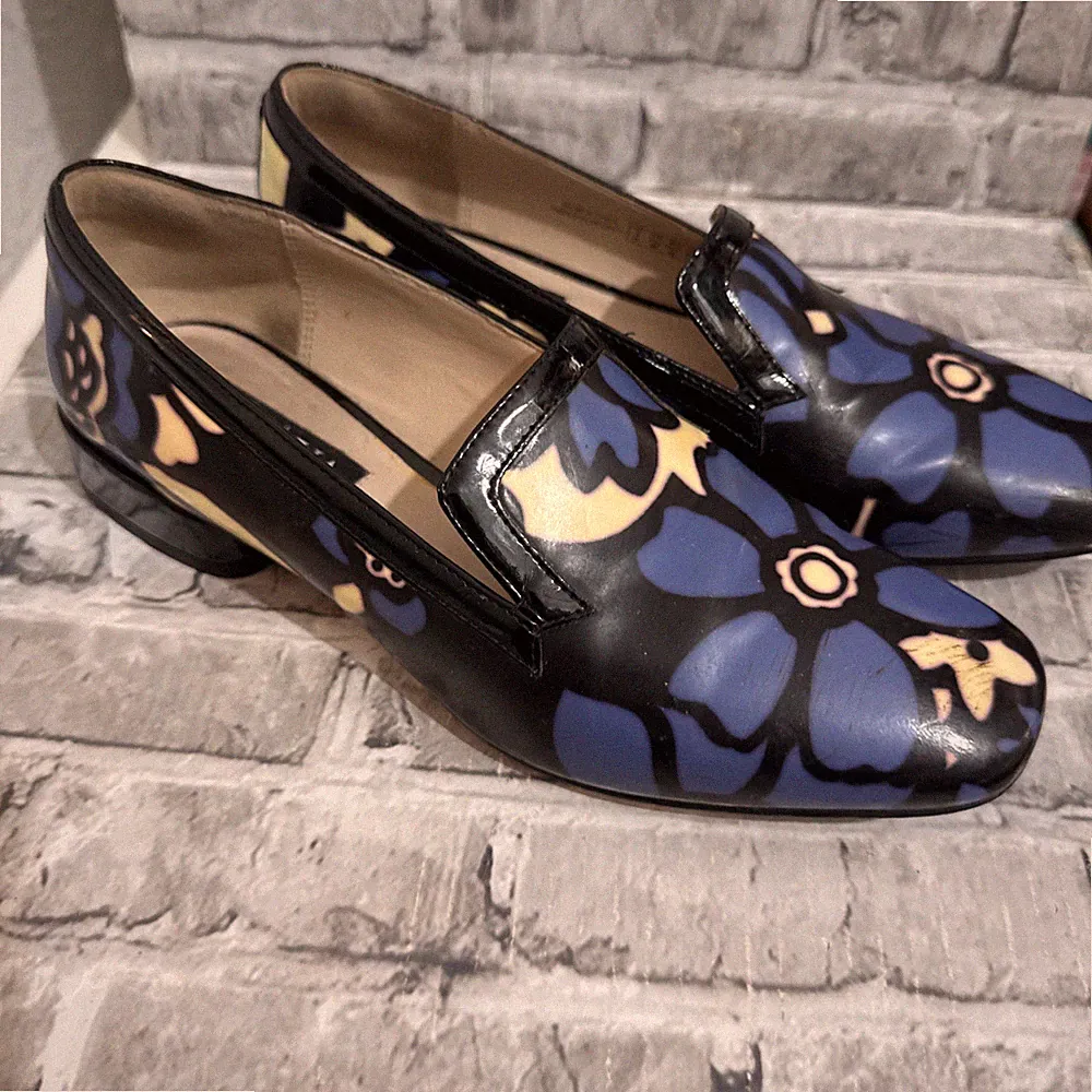 Clarks V&A Series Lackleder blau/creme Blumen Loafer Brogue Schuhe UK 3 - sehr guter Zustand