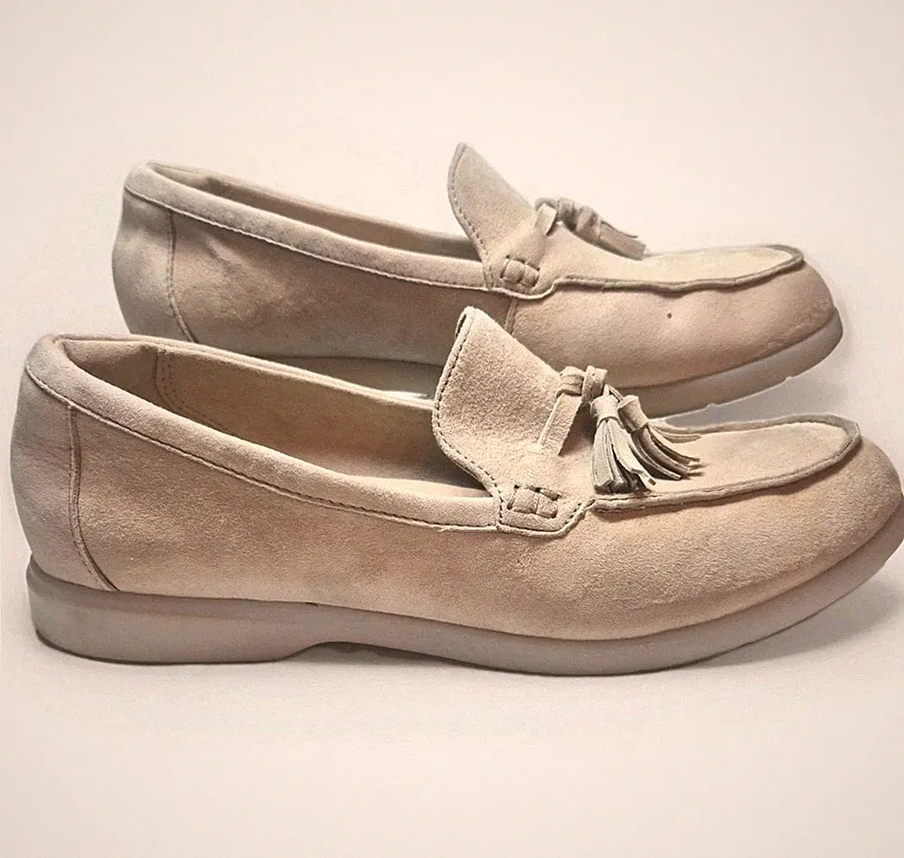 Clarks Wildleder-Halbschuhe Damengröße 7 D schmaler Rand sandbeige Slipper elegant Freizeit