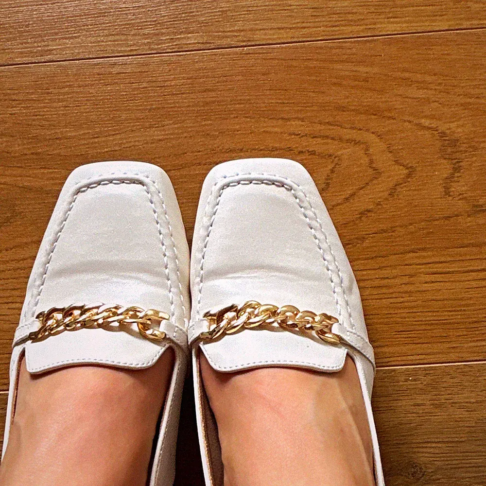 cuccoo Damen Slipper Loafer EU 40 Weiß/Gold Kunstleder Karree-Spitze Kette