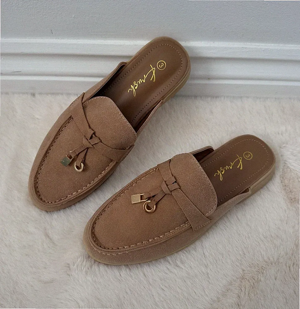 Damen-Loafer hautfarben Pantoletten Slipper flache Schuhe goldene Anhängerdetails Größe UK 3–8