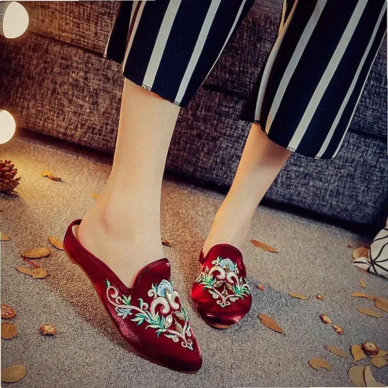 Damen Samt Blumen flache spitz zulaufende Hausschuhe Halbschuhe Stickerei Pantoletten Schuhe