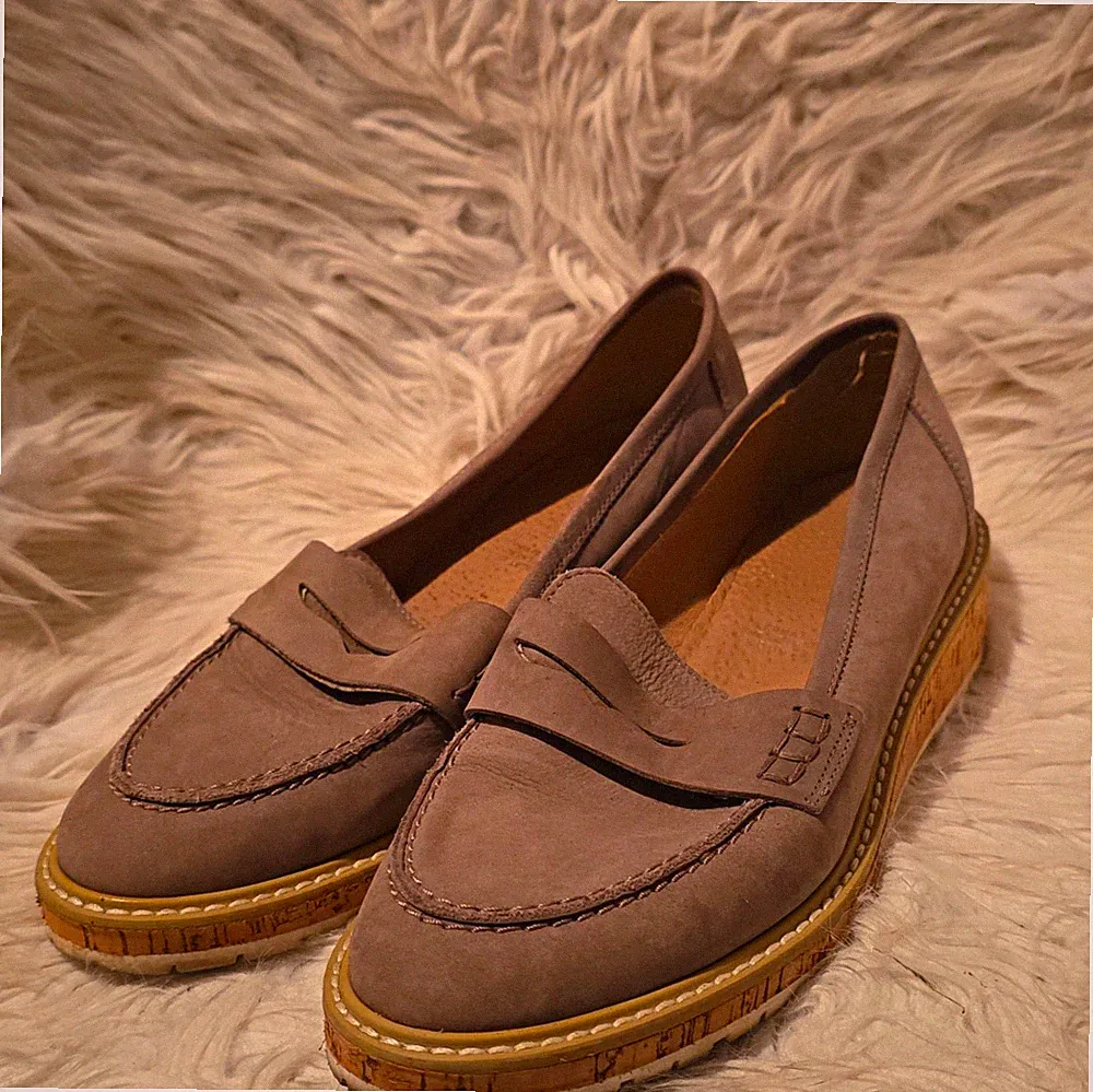 Damen Slipper Loafer flache Schuhe Leder Taupe Ziernähte EU 39