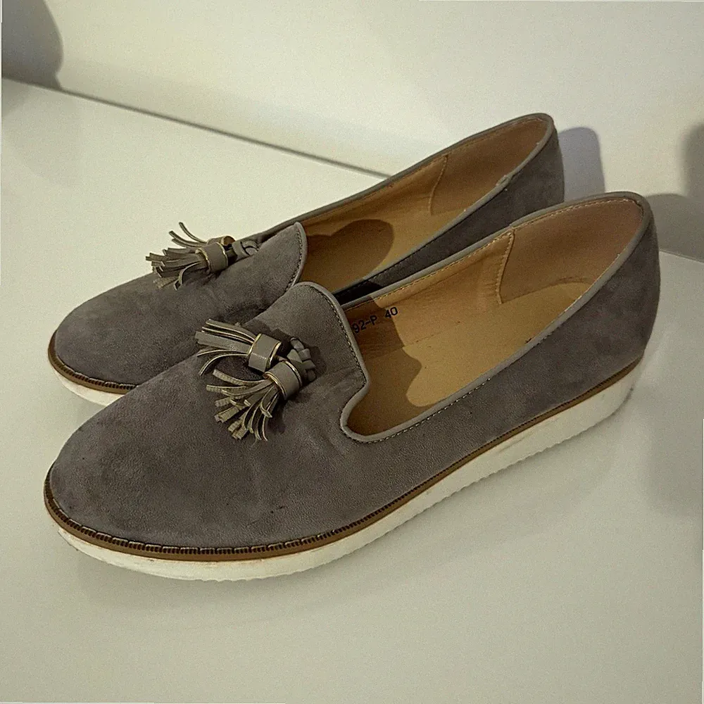 Damen Slipper Loafer Wildleder Velours Grau mit Quasten Slip-On leicht EU 40
