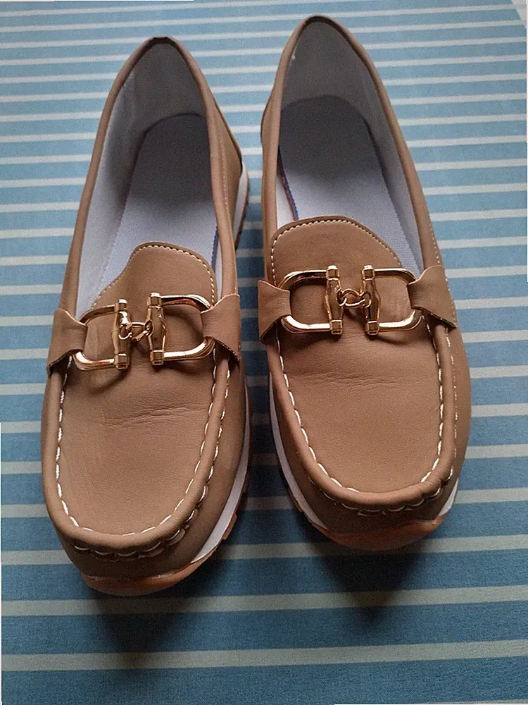 Damenschuhe Loafer, flache Sohle, Größe 42, hellbraun, goldfarbene Details
