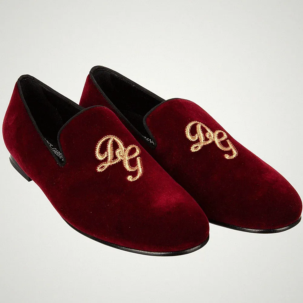 DOLCE & GABBANA Samt Loafer Schuhe AMALFI mit DG Logo Stickerei Rot Gold 11047