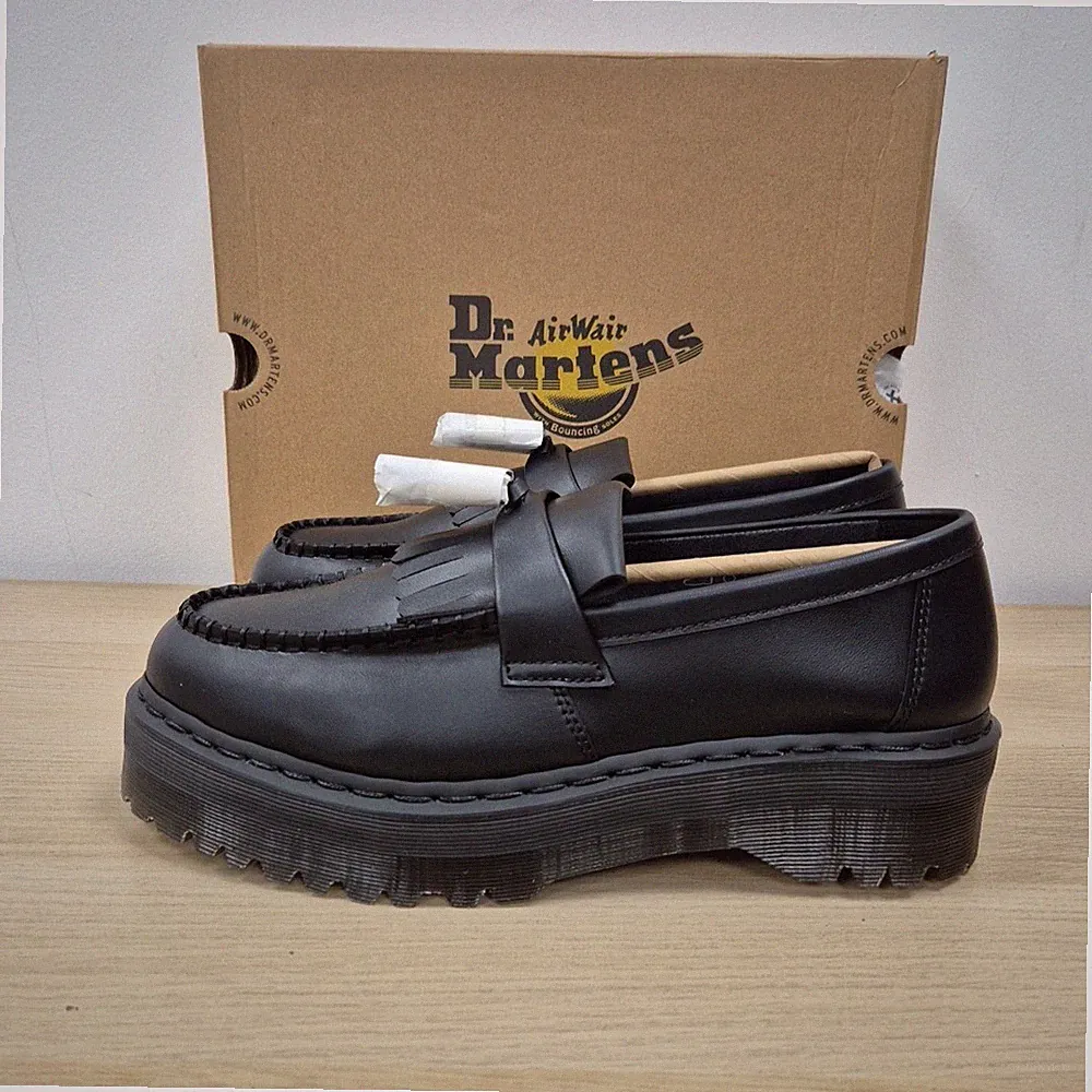 Dr. Martens Adrian Vegan Quad schwarz glatt Halbschuhe Quasten Plateau Schuhe Uk 10