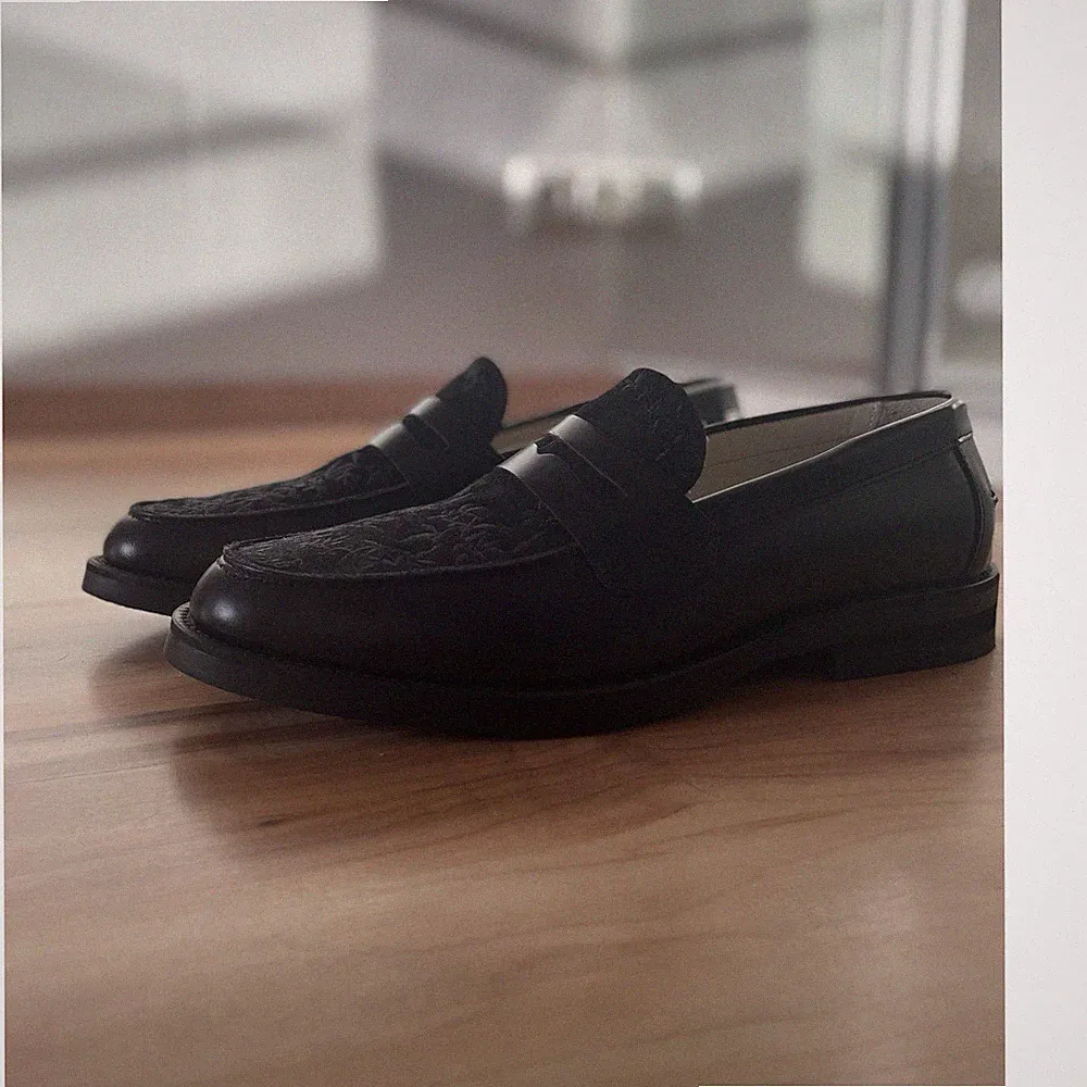 Duke + Dexter Wide Black Vine Embroidered Penny Loafer Herren EU 43 Leder