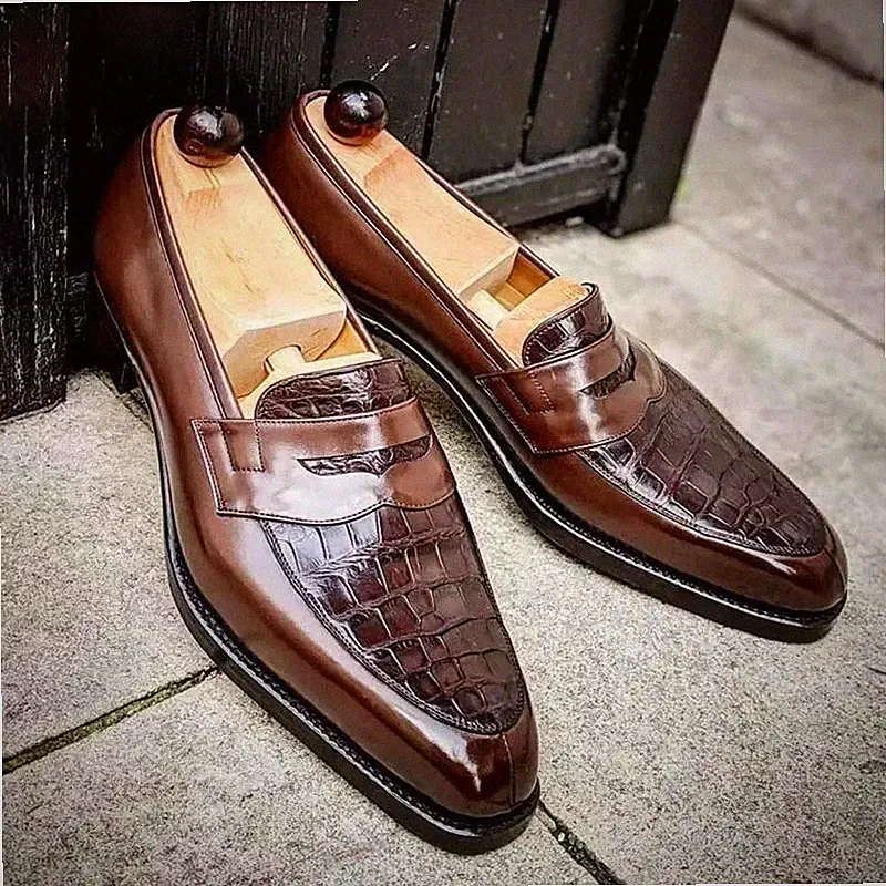 Elegante handgemachte braune Herrenschuhe mit Krokodiltextur und Leder