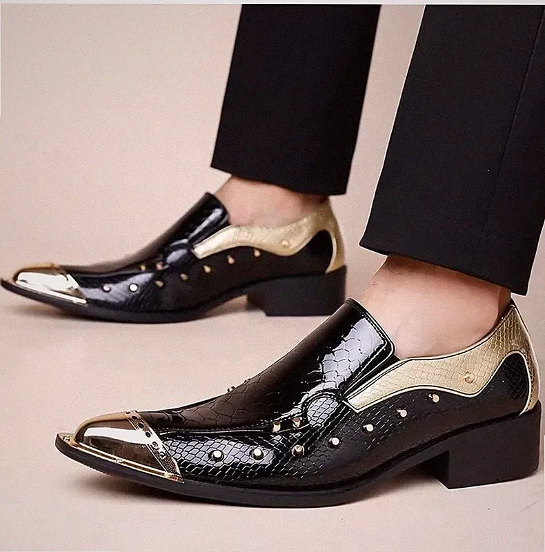 Elegante Herren Halbschuhe Slipper glänzend mit goldenen Details und schwarzen Nieten R5N8V