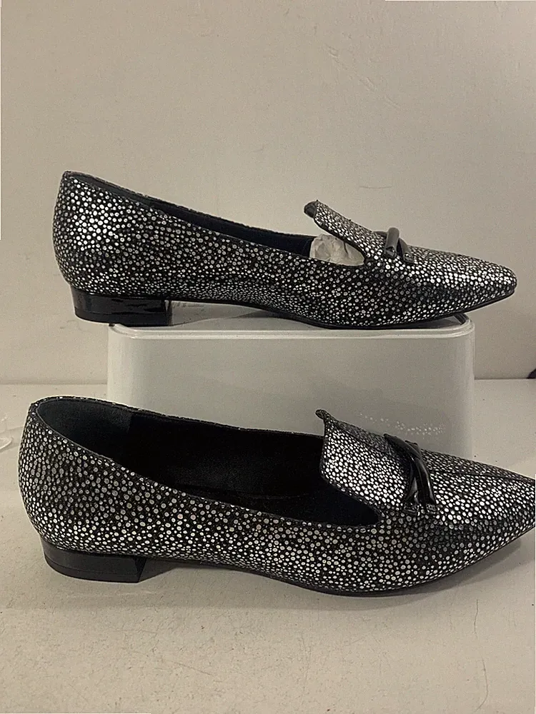 EMPORIO ARMANI Nagelneue schwarze und silberne Halbschuhe. Leder.Spitz zulaufend. UK6 EU39