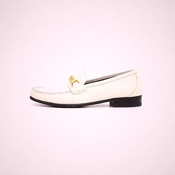 Gucci Weißes Leder mit goldfarbener Kette Damen Loafer 645445 152316961
