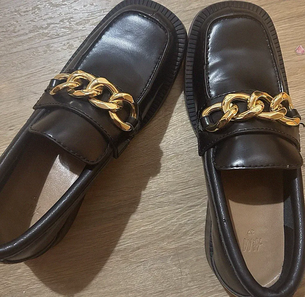 H&M Damen Slipper Loafer EU 37 Schwarz mit goldfarbener Kette, Karree