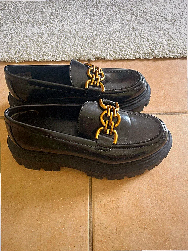 H&M Damen Slipper Loafer schwarz/gold Kette