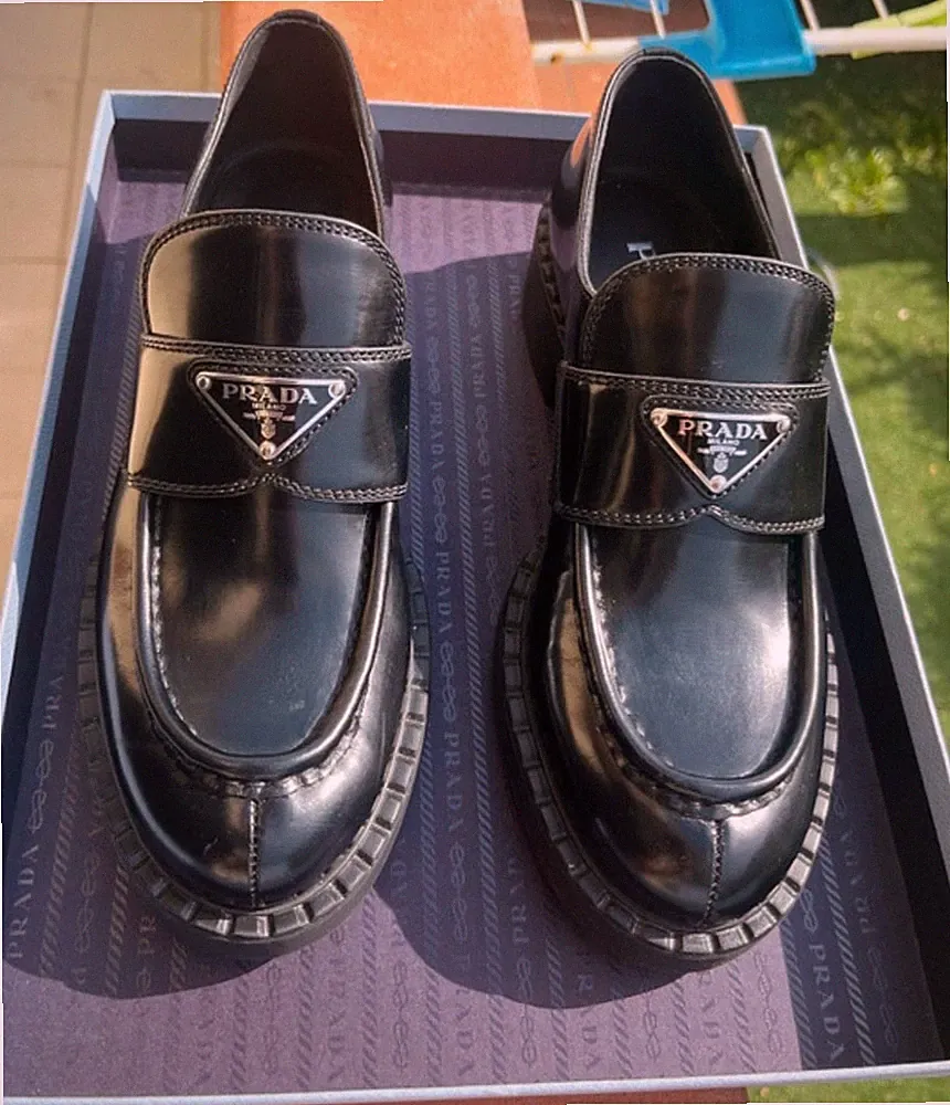 Halbschuh von Prada, Damen. Nummer 37,5. Neu mit Originalkarton und Beleg.