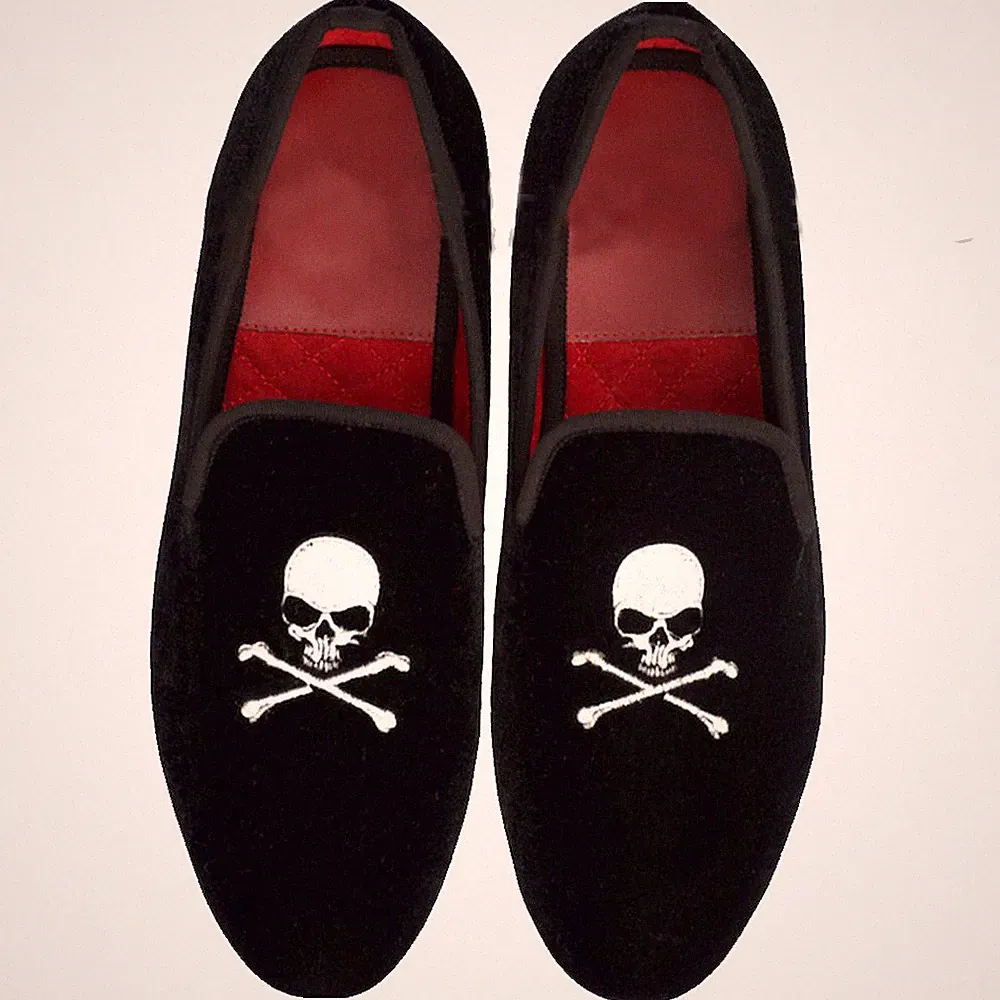 Handgefertigte Herren Schwarz Samt Totenkopf Logo Silber Stickerei Halbschuhe & Slipper Schuhe