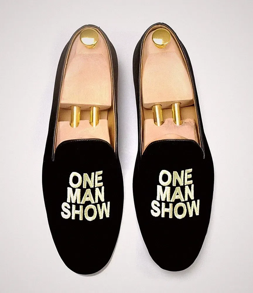 Handgefertigte schwarze bestickte Samt-Hausschuhe One-Man-Show Herren Slipper Halbschuh