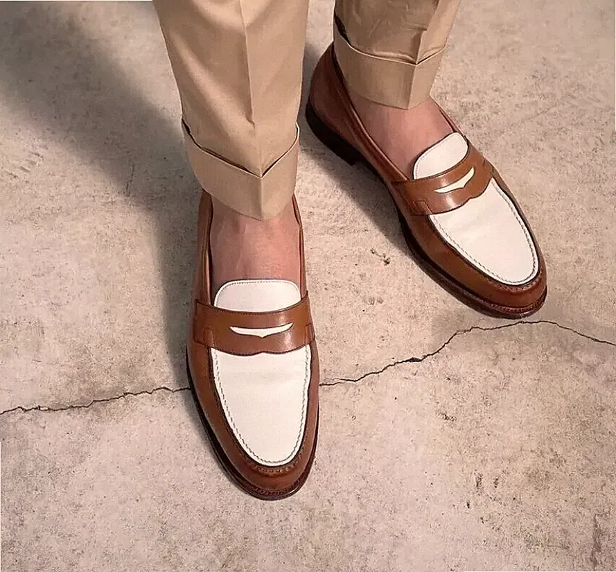 Handgefertigte zweifarbige Leder Mokassin Slipper Halbschuhe formelle elegante Schuhe für Männer