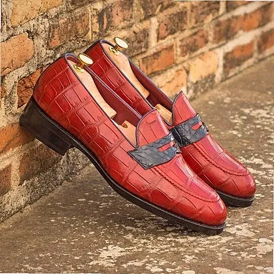 Handgefertigter Herren-Slipper aus Leder mit Alligator-Print in Rot, formeller