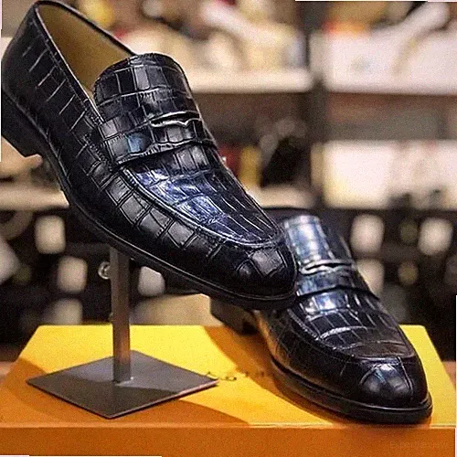 Handgefertigter Schuh aus schwarzem Alligatorleder mit Struktur, Penny Loafers-K