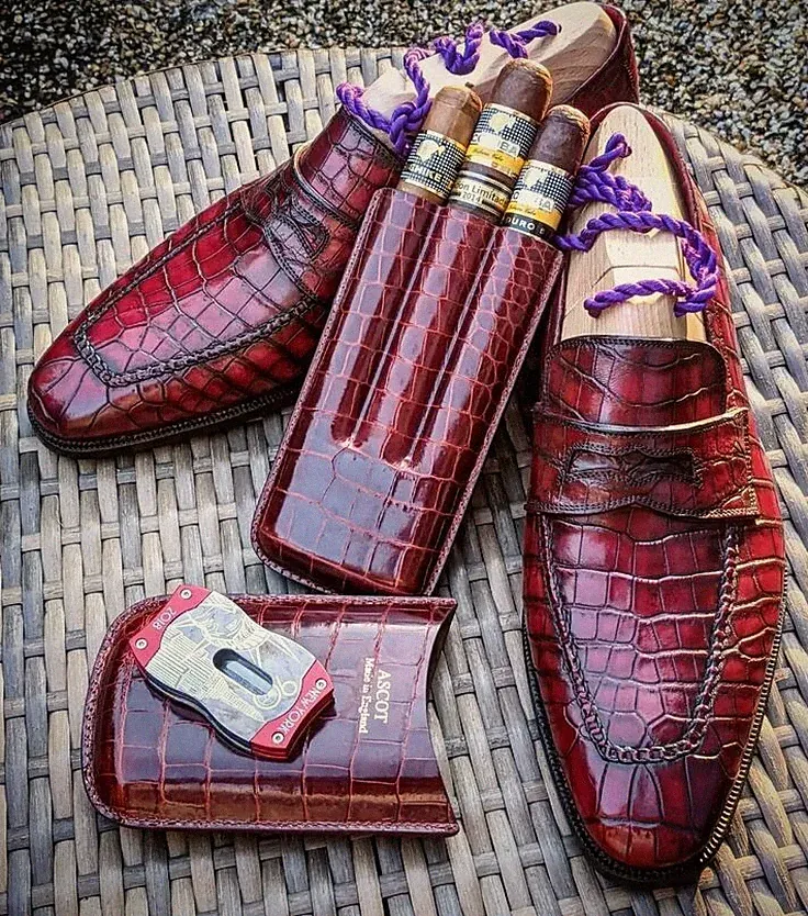 Handgemachte Herren Loafer aus burgunderfarbenem Leder mit Krokodilmuster für fe