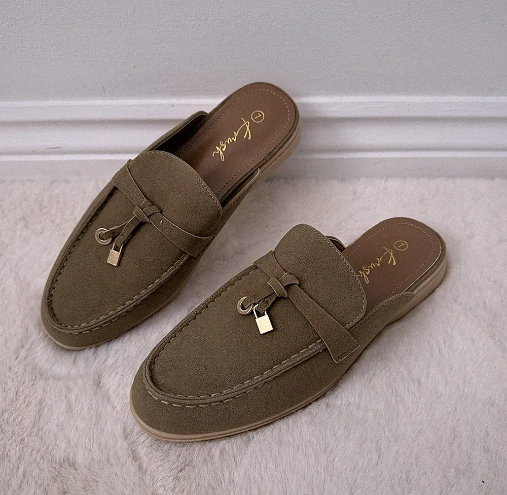 Khakifarbene Damen-Loafer Pantoletten Slipper flache Schuhe goldene Anhängerdetails Größe UK 3–8