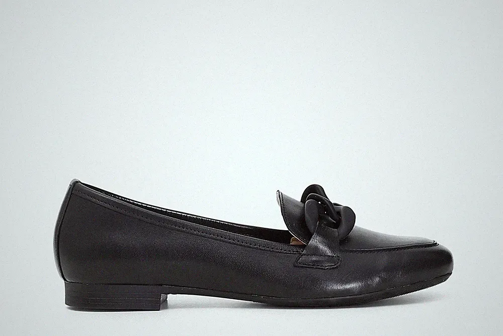 LEDER HALBSCHUHE MIT KETTE