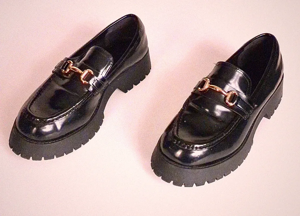 Loafer in Schwarz mit dicker Sohle und weiter Passform 44 EU Zierschnalle