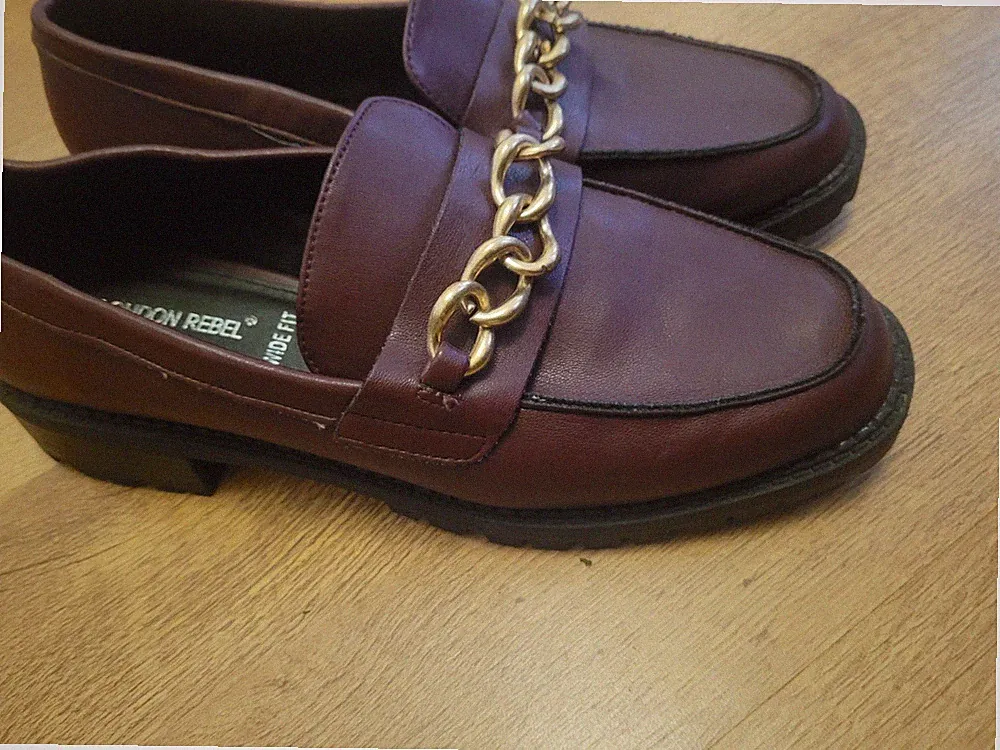 LONDON REBEL BREITE PASSFORM GROBER HALBSCHUH MIT KETTE BERGUNDY