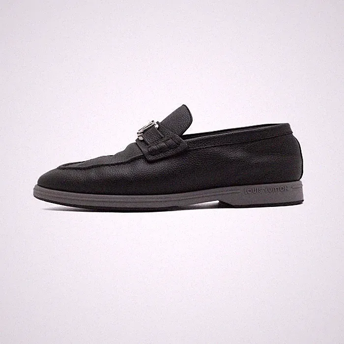 Louis Vuitton Estate Leder Loafer mit Silber-Logo 1A9Z6L 153264933