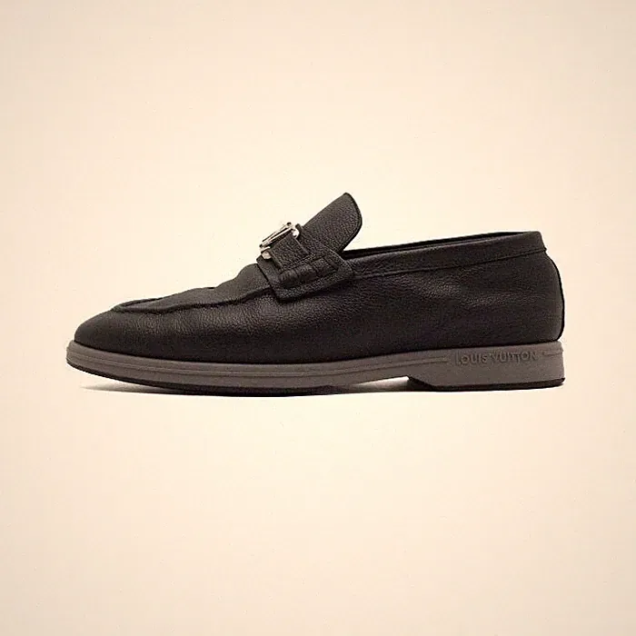Louis Vuitton Leder Halbschuhe schwarz mit silbernem Logo 1A9Z6L 153264933 [U]