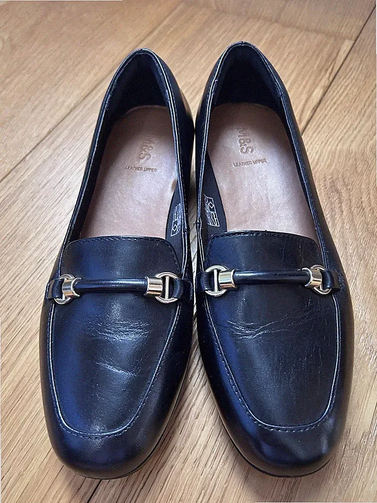 M&S schwarze Leder Horsebit Halbschuhe UK 4,5 EU 37,5 Goldrand Smart Schuhe neu