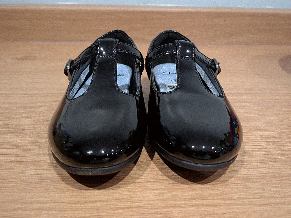 Mädchen Clarks schwarz Lack Schulschuhe Selsey Fudge neu Größe 10,5 Passform F