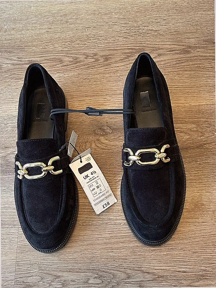 Marks & Spencer schwarze Wildleder-Halbschuhe flache Schuhe mit Kette vorne Größe 4,5 neu mit Etikett