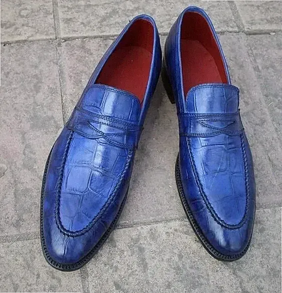 Maßgeschneiderte Abendschuhe, Loafer-Mokassin-Slipper aus reinblauem Leder für