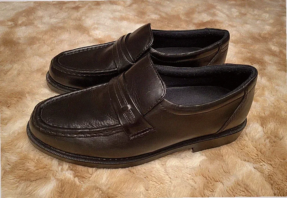 Men's Dress Shoes - Black Leather Loafers / Slip On - Size 7 - Hunt Club