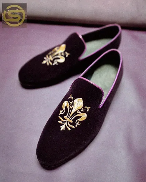 Mokassin aus reinem lila Samt Handarbeit, bestickter Herrenschuh