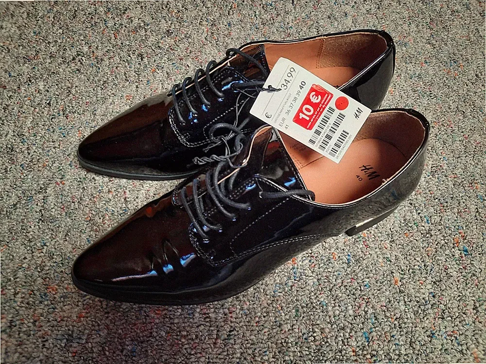 Neu mit Etikett Gr. 40 H&M Schuhe Kunstleder Loafer schwarz Spitze spitzig Lack