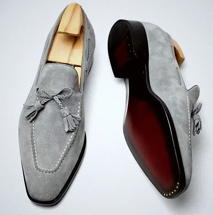 Neueste handgefertigte graue Wildleder-Mokassins mit Quaste für Herren – ultrabequemer eleganter Schuh