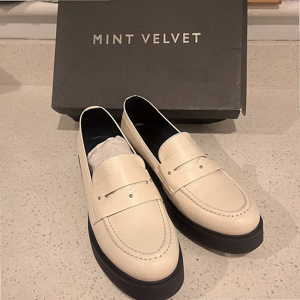 Neuwertige Samt Damen Weiß Creme Halbschuhe Brianna Neu mit Karton UK 6 EU 39 Grob Bequem Neu